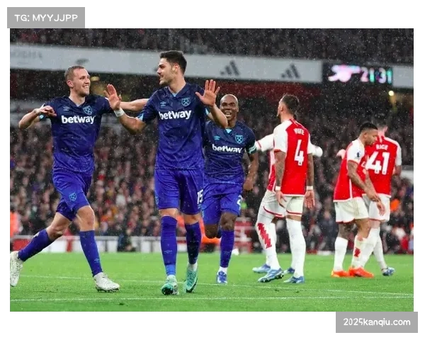 英超特写：西汉姆联球员绍切克门线头球解围，完成本场比赛个人第7次拦截